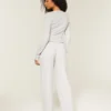 Set confortabil cu tricou cu guler Henley și pantaloni largi Set confortabil cu tricou cu guler Henley și pantaloni largi