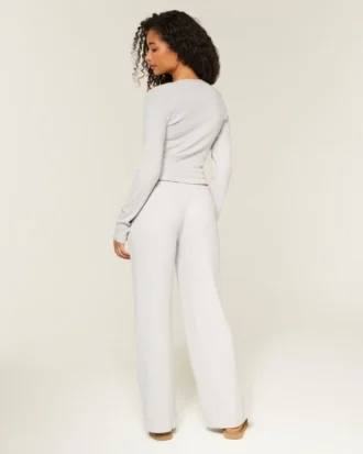 Set confortabil cu tricou cu guler Henley și pantaloni largi