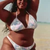 Slip de bikini croșetat, cu talie înaltă și picioare decupate