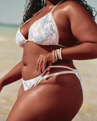 Slip de bikini croșetat, cu talie înaltă și picioare decupate