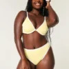 Slip de bikini curbat, cu talie înaltă, cu dungi și decupaj înalt