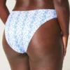 Slip de bikini curbat, cu talie înaltă, cu dungi și decupaj înalt