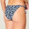 Slip de bikini îndrăzneț, cu detaliu croșetat și legături laterale
