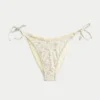 Slip de bikini îndrăzneț, cu detaliu croșetat și legături laterale