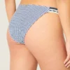 Slip de bikini îndrăzneț cu două bretele și bordură în stil croșetat