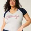 Tricou cu decolteu ușor în V și imprimeu grafic Sweet ‘n Sporty Tricou cu decolteu ușor în V și imprimeu grafic Sweet ‘n Sporty