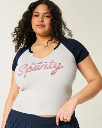 Tricou cu decolteu ușor în V și imprimeu grafic Sweet ‘n Sporty