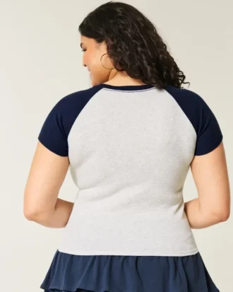 Tricou cu decolteu ușor în V și imprimeu grafic Sweet ‘n Sporty