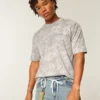 Tricou cu guler rotund, croi drept, gros, cu logo mic Tricou cu guler rotund, croi drept, gros, cu logo mic