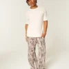 Tricou cu guler rotund, croi drept, gros, cu logo mic Tricou cu guler rotund, croi drept, gros, cu logo mic