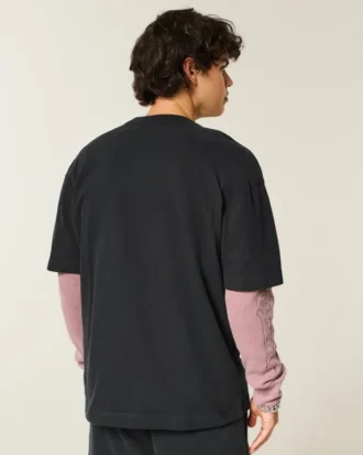Tricou cu guler rotund, croi drept, gros, cu logo mic