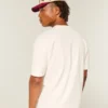 Tricou cu guler rotund, croi drept, gros, cu logo mic Tricou cu guler rotund, croi drept, gros, cu logo mic