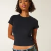 Tricou cu mâneci scurte și guler rotund Tricou cu mâneci scurte și guler rotund