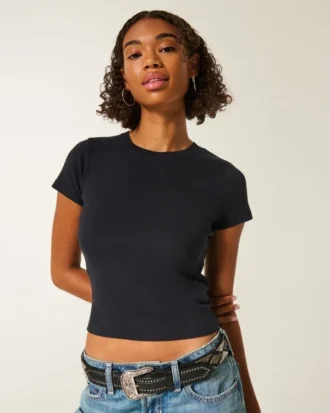 Tricou cu mâneci scurte și guler rotund