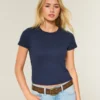 Tricou cu mâneci scurte și guler rotund Tricou cu mâneci scurte și guler rotund