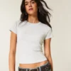 Tricou cu mâneci scurte și guler rotund