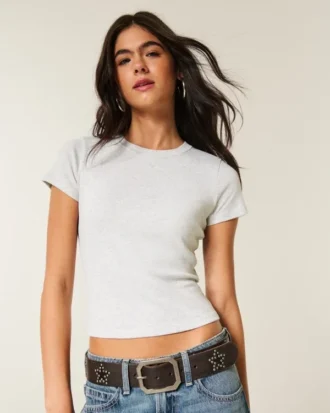 Tricou cu mâneci scurte și guler rotund