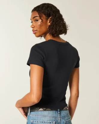 Tricou cu mâneci scurte și guler rotund