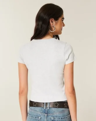 Tricou cu mâneci scurte și guler rotund