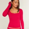 Tricou pentru bebeluși cu mâneci lungi, fără cusături, cu guler pătrat Tricou pentru bebeluși cu mâneci lungi, fără cusături, cu guler pătrat