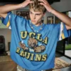 Universitatea din California, Los Angeles, tricou de fotbal cu grafică Bruins Universitatea din California, Los Angeles, tricou de fotbal cu grafică Bruins